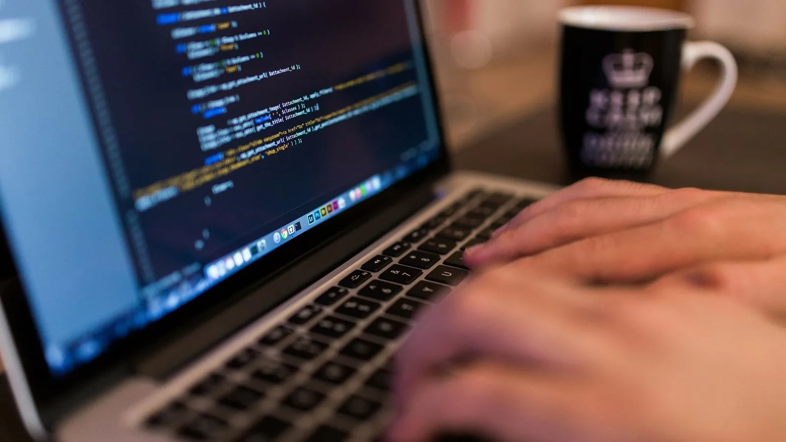 Código en pantalla mientras el equipo GDS desarrolla software